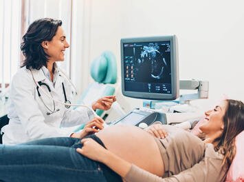 Frauenärztin macht Ultraschall bei schwangerer Frau