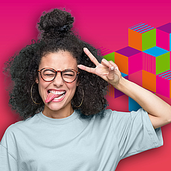 Eine Frau mit langen lockigen Haare und Brille lacht und streckt dabei ihre Zunge heraus.