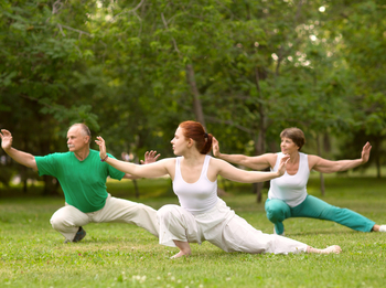 Gruppe macht QiGong vor Wald