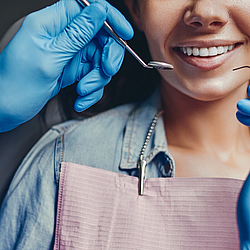 Eine Frau wird von einem Zahnarzt behandelt.