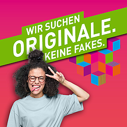 Eine Frau in einem grünen T-Shirt und mit braunen Locken steht vor den Slogan "Wir suchen Originale. Keine Fakes."