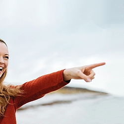 Mutter mit Kind zeigt auf etwas