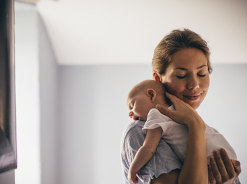 frau mit baby auf dem arm