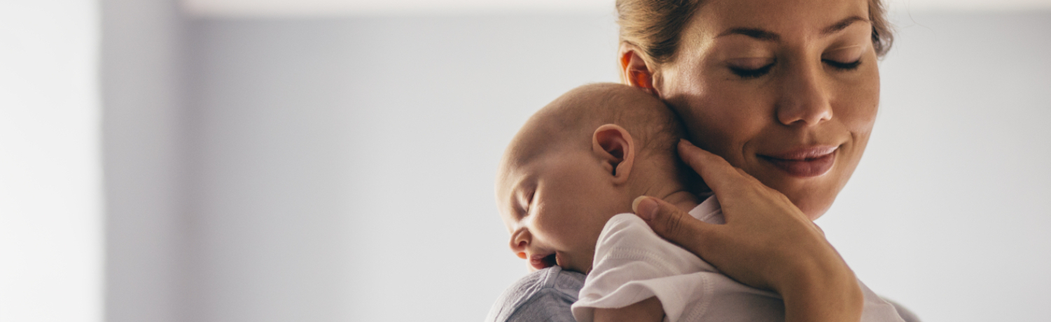 frau mit baby auf dem arm