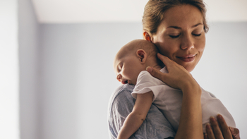 frau mit baby auf dem arm