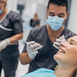 Eine Frau wird beim Zahnarzt behandelt.