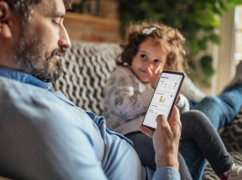 Mit der ePA App können Sie Ihre Gesundheitsdaten bequem vom Sofa aus verwalten.