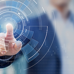 Mann im Anzug tippt mit Zeigefinder auf transparente Fläche.