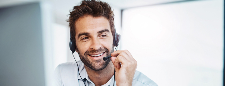 Sympathischer Mann mit Headset im Call-Center