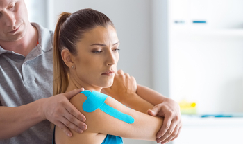 Kinesio-Tape unterstützt Muskeln und Gelenke, fördert die Durchblutung und kann zur Schmerzlinderung bei sportlichen Aktivitäten beitragen.