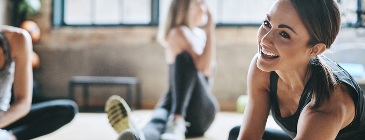 Sport-Gesundheitskurse Frau macht Dehnübung in einem Sportkurs