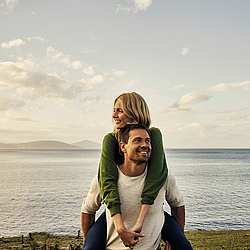 Ein Pärchen am Strand.