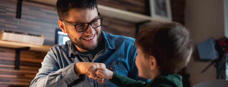 Vater und Sohn Fist-Bump