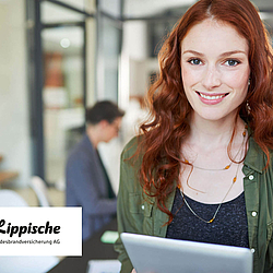 Eine junge Frau mit langen roten Haaren schaut lächelnd in die Kamera. In der Hand hält sie ein Tablet. Unten links ist das Logo der Lippischen Versicherung zu sehen.
