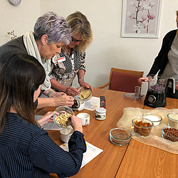 Mehrere Personen bereiten ein gesunden Essen zu.