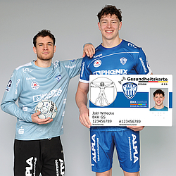 Zwei Spieler des TBV Lemgo Lippe gucken in die Kamera und halten die Gesundheitskarte der BKK GS