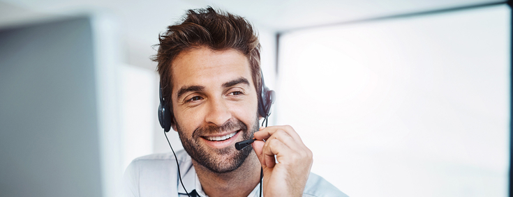 Sympathischer Mann mit Headset im Call-Center