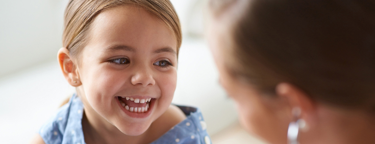 Kinderärztin untersuch kleines glückliches Mädchen