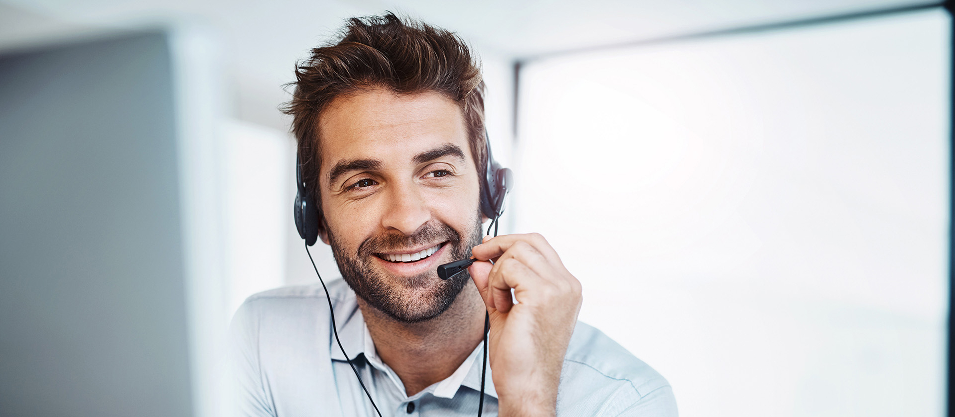 Sympathischer Mann mit Headset im Call-Center