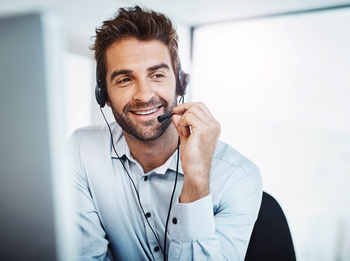 Mann mit Headset vor Bildschirm