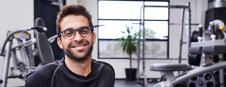 Sportbrille - Durchblick trotz Sehschwäche Man mit Sportbrille im Fitnessstudio