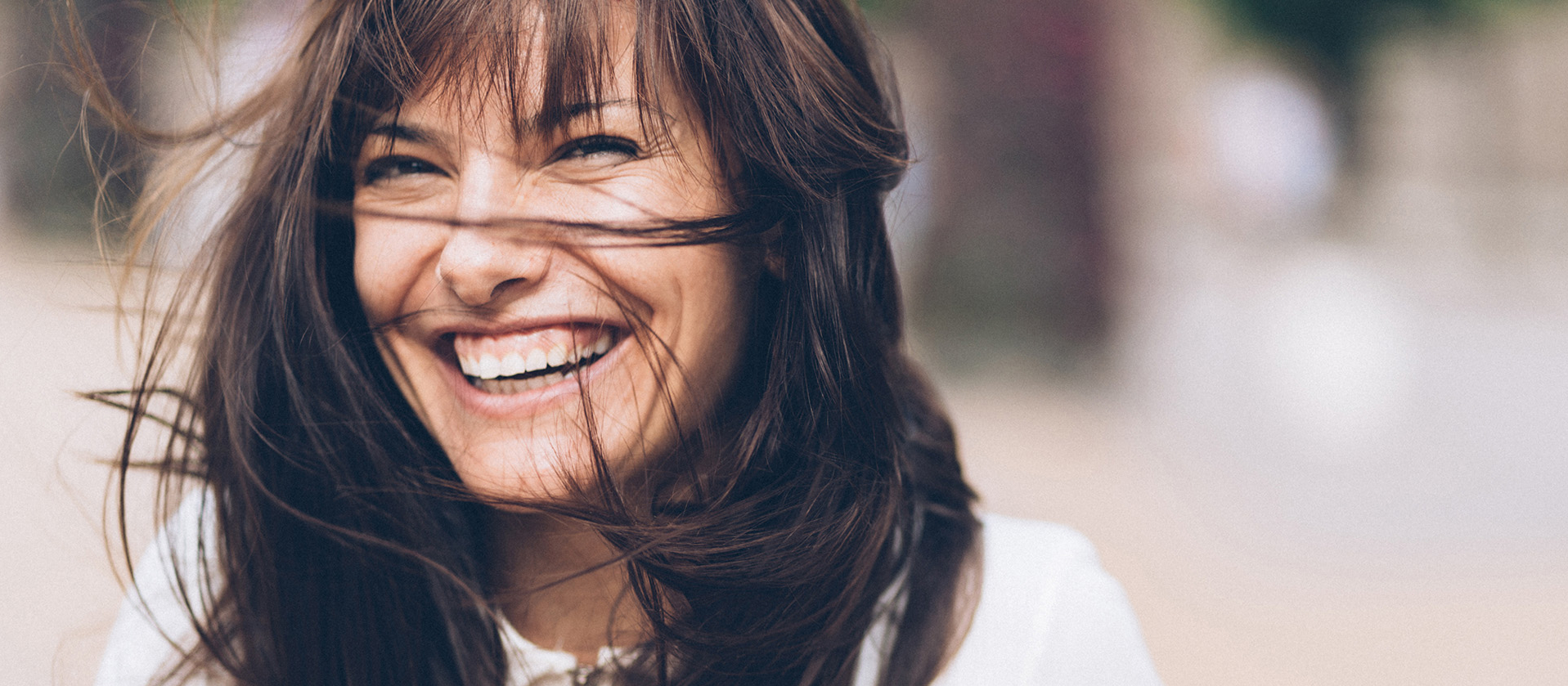 Frau glücklich Lächeln Haare im Wind