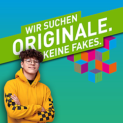 Ein junger Mann in meinem gelben Sweatshirt. Hinter ihm steht der Slogan "Wir suchen Originale. Keine Fakes."