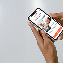 Eine Person hält ein Smartphone. Auf dem Display sieht man die App von "Snorefox", diese zeigt die Ergebnisse eines Schlafapnoe-Tests.