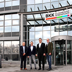 Der Vorstand und Verwaltungsrat der BKK Gildemeister Seidensticker vor der Geschäftstelle in Bielefeld.