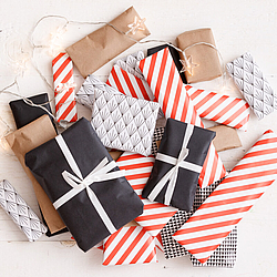 Verschiedene Päckchen aus Geschenken liegen aufeinander.