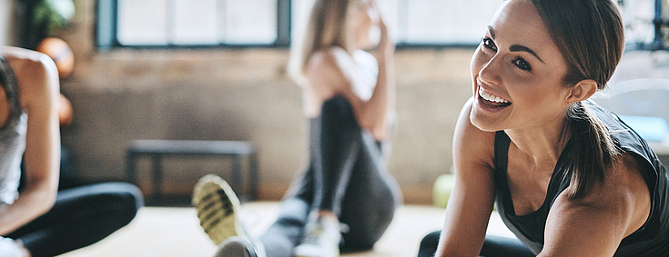 Sport-Gesundheitskurse Frau macht Dehnübung in einem Sportkurs
