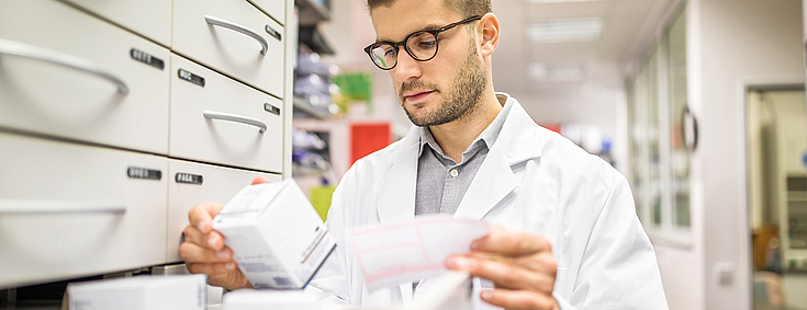 Apotheker sucht die richtigen Medikamente