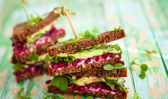 myhealth: Ein gesundes Brot belegt mit Avocado, Salat und roter Beete.
