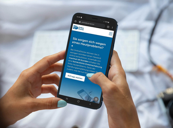Eine Frau nutzt ihr Smartphone. Sie stellt eine Anfrage bei "Online Doctor".