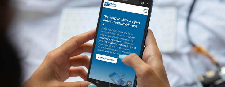 Eine Frau nutzt ihr Smartphone. Sie stellt eine Anfrage bei "Online Doctor".