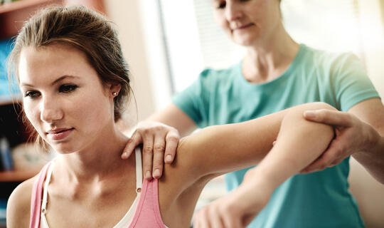 Osteopathin hilft Patientin Blockaden der Bewegungssysteme abzubauen
