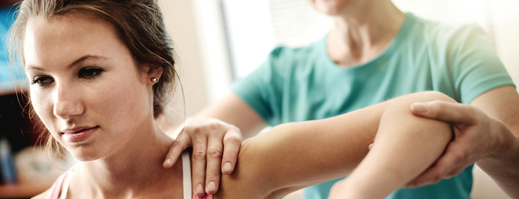 Osteopathie Osteopathin hilft Patientin Blockaden der Bewegungssysteme abzubauen