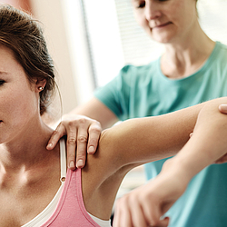 Osteopathin hilft Patientin Blockaden der Bewegungssysteme abzubauen.