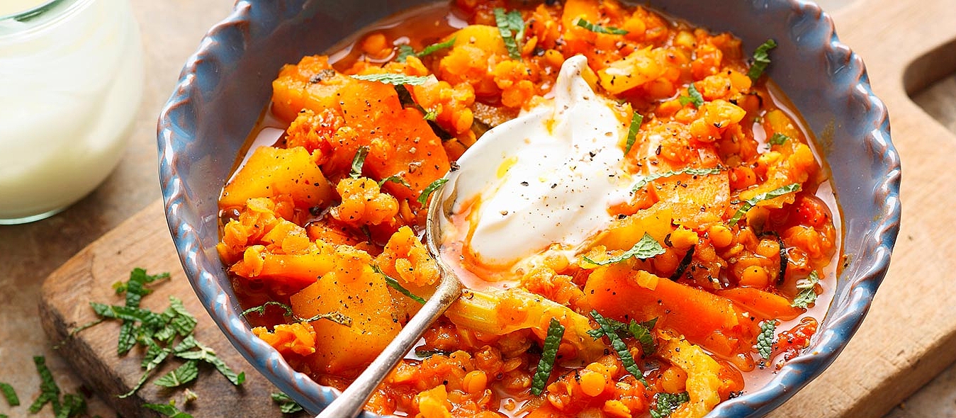 Türkischer Linseneintopf mit Kartoffeln und Tomaten, garniert mit einem Klecks Joghurt und frischer Minze.