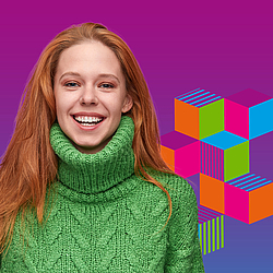 Eine junge Frau mit langen roten Haaren lacht ausgelassen in die Kamera. Sie trägt einen grünen Rollkragenpullover.