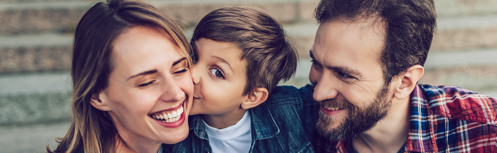 glückliche familie mit kind