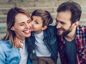 glückliche familie mit kind