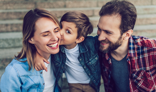 glückliche familie mit kind