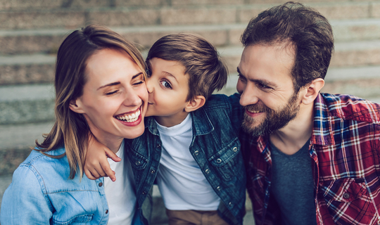 glückliche familie mit kind