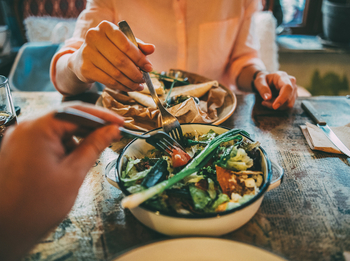 Tisch mit Salatschüssel