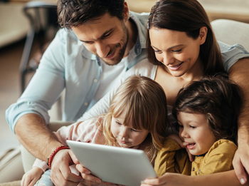 Familie mit Tablet