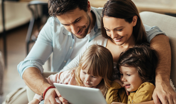 Familie mit Tablet