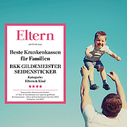 Ein Mann wirft einen kleinen Jungen in die Luft. Der Junge lacht dabei vor Freude. Daneben steht das Testsiegel das Magazins "Eltern".
