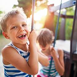 Zwei Jungen auf einer Schaukel.
