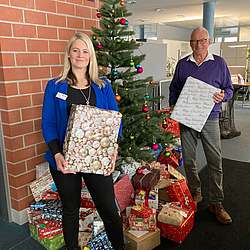 Übergabe der Weihnachtsgeschenke für Kinder im Kundencenter Friedrichshafen der BKK GILDEMEISTER SEIDENSTICKER.